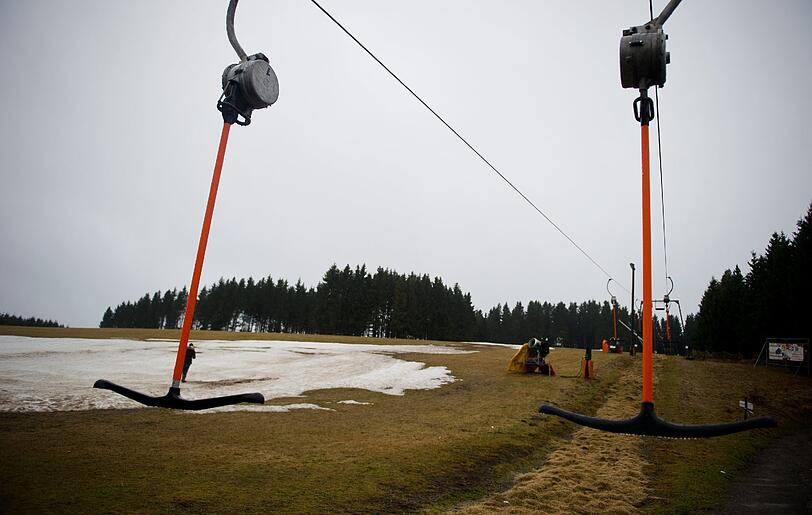 Pech auch für die Skilift-Betreiber. Vielerorts muüssen die Pisten wegen mangelnden Schneefalls geschlossen bleiben.