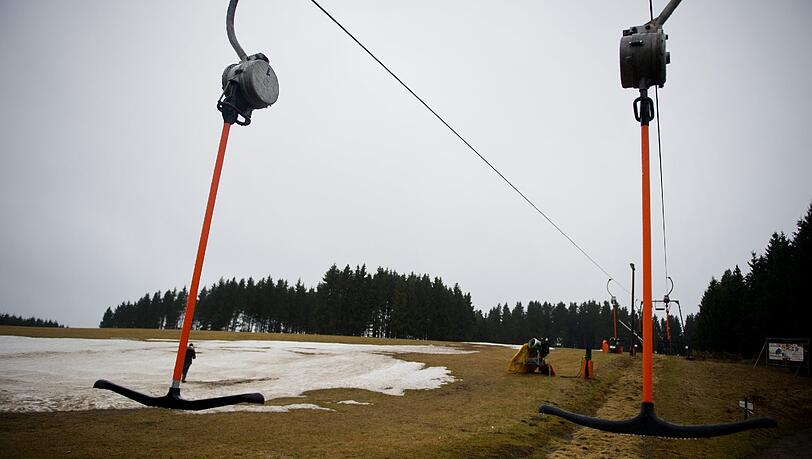 Pech auch für die Skilift-Betreiber. Vielerorts muüssen die Pisten wegen mangelnden Schneefalls geschlossen bleiben. Pech auch für die Skilift-Betreiber. Vielerorts muüssen die Pisten wegen mangelnden Schneefalls geschlossen bleiben.