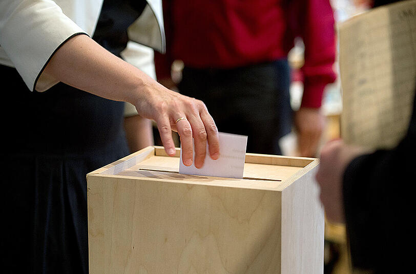 Laut einer Umfrage können Union und FDP zurzeit auf eine regierungsfähige Mehrheit hoffen.