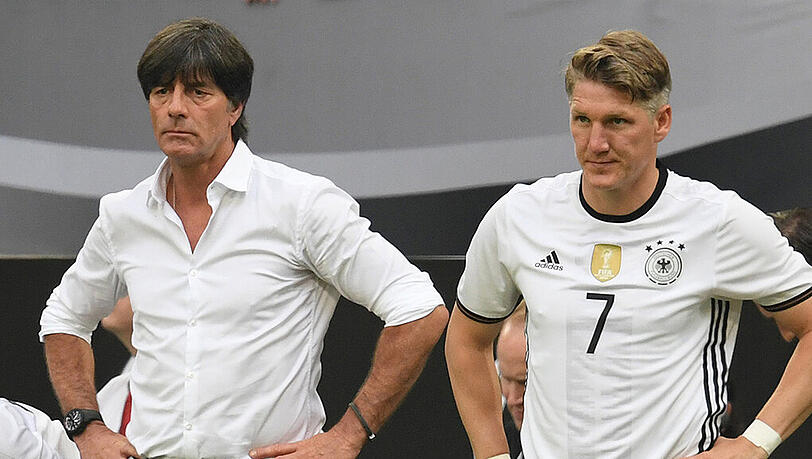 Der letzte gemeinsame Auftritt für das DFB-Team: Bundestrainer Löw und Bastian Schweinsteiger. Der letzte gemeinsame Auftritt für das DFB-Team: Bundestrainer Löw und Bastian Schweinsteiger.