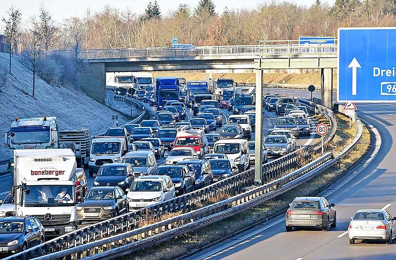 Bei dem Unfall auf der A96 kam ein Mann ums Leben.