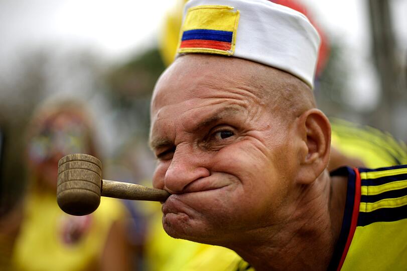 23.03.2017: Popeye lässt grüßen: Dieser Fan bei der WM-Qualifikation zwischen Kolumbien und Bolivien mimt den starken Cartoon-Helden. Offensichtlich erfolgreich: Kolumbien gewinnt 1:0 und qualifiziert sich später zur Teilnahme an der Weltmeisterschaft 2018.