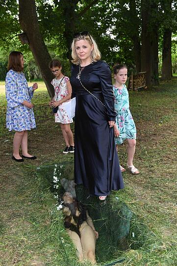 Natacha Ivanova Gräfin zu Toerring-Jettenbach steht auf der Live-Performance von Olga Kroytor, sie für einige Stunden, nur mit ihren Haaren bekleidet, unter einer begehbaren Glasplatte lag.