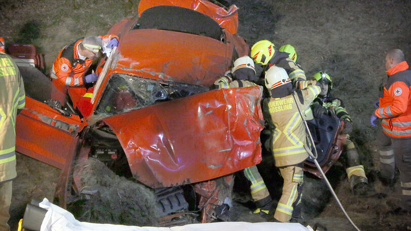 Die beiden Sportwagen sind Schrott, die A94 gleicht einem Trümmerfeld. Die Bilder vom schweren Unfall am Samstagabend.