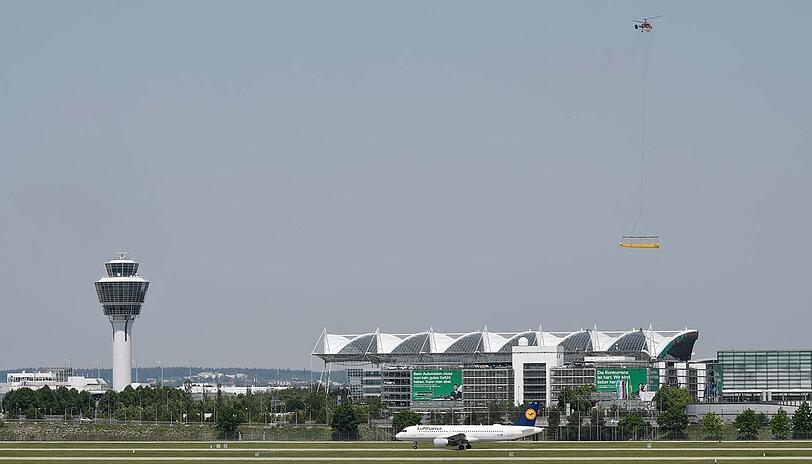 Das Glasdach vom Münchner Flughafen bekommt neue Membrane.