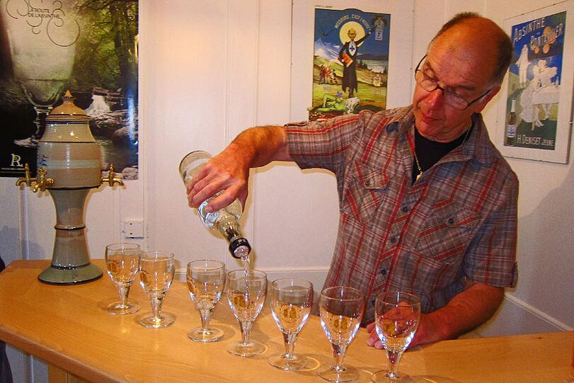 Kostprobe beim Absinth Destiillateur Francis Martin in Boveresse