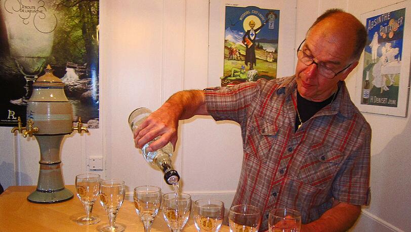 Kostprobe beim Absinth Destiillateur Francis Martin in Boveresse Kostprobe beim Absinth Destiillateur Francis Martin in Boveresse