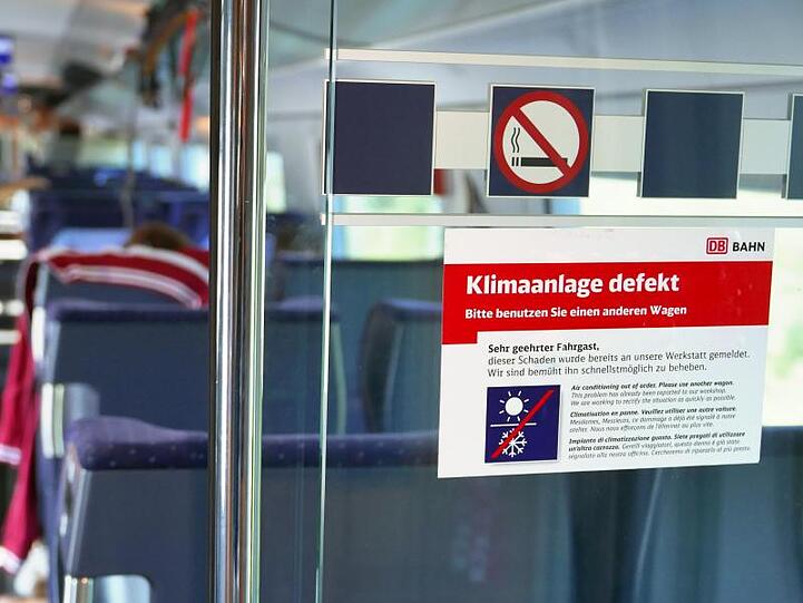 "Klimaanlage defekt" steht auf dem Aufkleber an einer Tür im ICE 1006 von München nach Berlin.