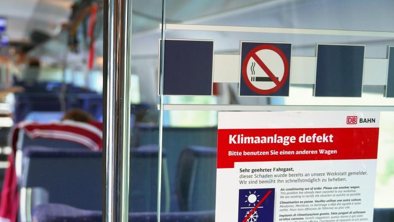"Klimaanlage defekt" steht auf dem Aufkleber an einer Tür im ICE 1006 von München nach Berlin. "Klimaanlage defekt" steht auf dem Aufkleber an einer Tür im ICE 1006 von München nach Berlin.