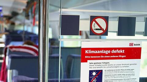 "Klimaanlage defekt" steht auf dem Aufkleber an einer Tür im ICE 1006 von München nach Berlin.