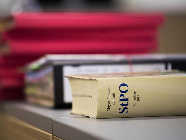 Ein Buch über die Strafprozessordnung liegt im Gerichtssaal auf einem Tisch. Foto: Nicolas Armer/Archivbild