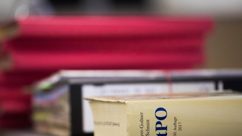 Ein Buch über die Strafprozessordnung liegt im Gerichtssaal auf einem Tisch. Foto: Nicolas Armer/Archivbild Ein Buch über die Strafprozessordnung liegt im Gerichtssaal auf einem Tisch. Foto: Nicolas Armer/Archivbild