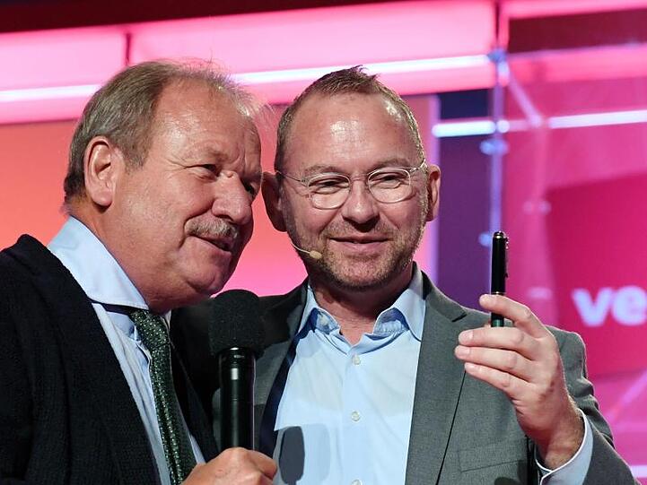 Frank Werneke (r.), neuer Vorsitzender der Dienstleistungsgewerkschaft Verdi, mit seinem Vorgänger Frank Bsirske.