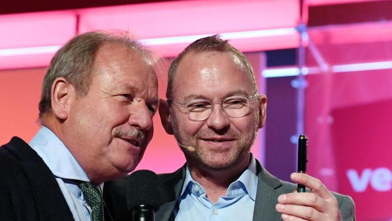 Frank Werneke (r.), neuer Vorsitzender der Dienstleistungsgewerkschaft Verdi, mit seinem Vorgänger Frank Bsirske. Frank Werneke (r.), neuer Vorsitzender der Dienstleistungsgewerkschaft Verdi, mit seinem Vorgänger Frank Bsirske.