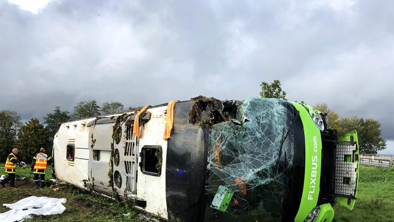 Rettungskräfte stehen neben dem umgekippten Reisebus an der Autoroute 1 in der Nähe von Amiens. Rettungskräfte stehen neben dem umgekippten Reisebus an der Autoroute 1 in der Nähe von Amiens.