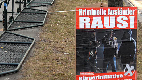 Mit einem Sitz in den Stadtrat wird wohl die aggressive „Bürgerinitiative Ausländerstopp“ vertreten sein. Mit einem Sitz in den Stadtrat wird wohl die aggressive „Bürgerinitiative Ausländerstopp“ vertreten sein.