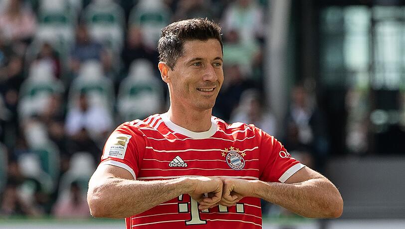 Münchens Robert Lewandowski freut sich nach seinem Tor zum 0:2.