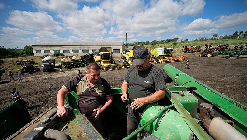 Landarbeiter in Starobilsk bereiten sich auf die Reparatur eines Mähdreschers vor. Dieses Bild wurde während einer vom russischen Verteidigungsministerium organisierten Reise aufgenommen.