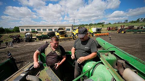 Landarbeiter in Starobilsk bereiten sich auf die Reparatur eines Mähdreschers vor. Dieses Bild wurde während einer vom russischen Verteidigungsministerium organisierten Reise aufgenommen.