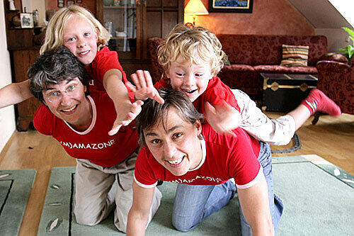 Jean Hamilton (43) und Vera Ludwig (45) mit ihren Kindern Johanna (7) und Jonah (3).