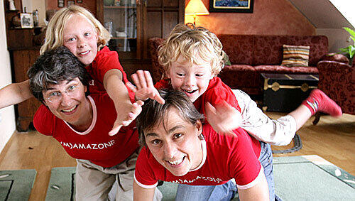 Jean Hamilton (43) und Vera Ludwig (45) mit ihren Kindern Johanna (7) und Jonah (3). Jean Hamilton (43) und Vera Ludwig (45) mit ihren Kindern Johanna (7) und Jonah (3).