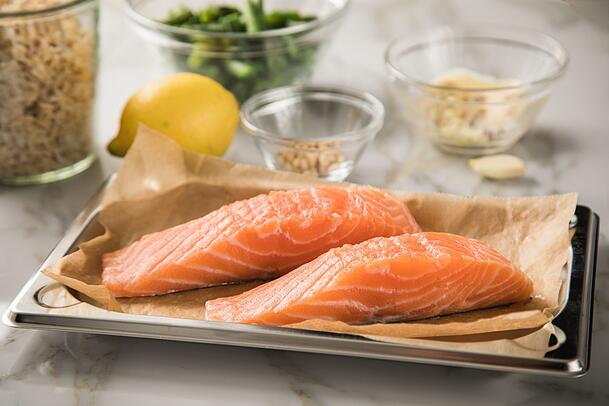 Fisch-Sorten wie Lachs können den Cholesterinspiegel senken. Fisch-Sorten wie Lachs können den Cholesterinspiegel senken.