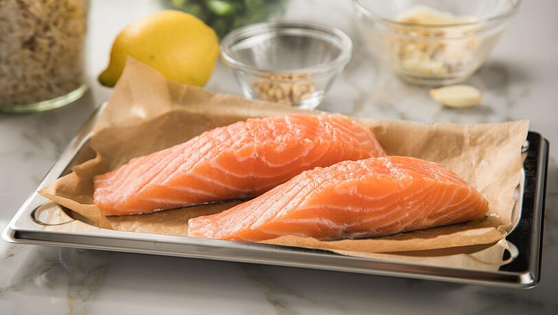 Fisch-Sorten wie Lachs können den Cholesterinspiegel senken. Fisch-Sorten wie Lachs können den Cholesterinspiegel senken.