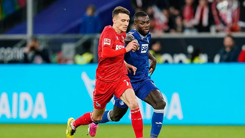 Kölns Dejan Ljubicic (l) im Laufduell mit dem Hoffenheimer Ihlas Bebou.