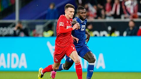 Kölns Dejan Ljubicic (l) im Laufduell mit dem Hoffenheimer Ihlas Bebou.