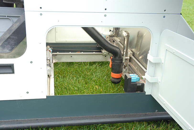 Blitzschnell bewegt sich der Saugschlauch im inneren Quadrat und säubert den Boden. Blitzschnell bewegt sich der Saugschlauch im inneren Quadrat und säubert den Boden.