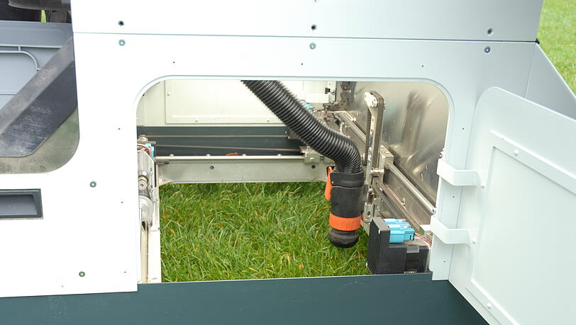 Blitzschnell bewegt sich der Saugschlauch im inneren Quadrat und säubert den Boden. Blitzschnell bewegt sich der Saugschlauch im inneren Quadrat und säubert den Boden.