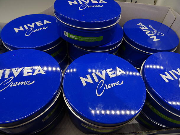 Nivea-Creme ist ein beliebtes Pflegeprodukt. Der Name stammt aus dem Lateinischen und bedeutet "schneeweiß". Nivea-Creme ist ein beliebtes Pflegeprodukt. Der Name stammt aus dem Lateinischen und bedeutet "schneeweiß".