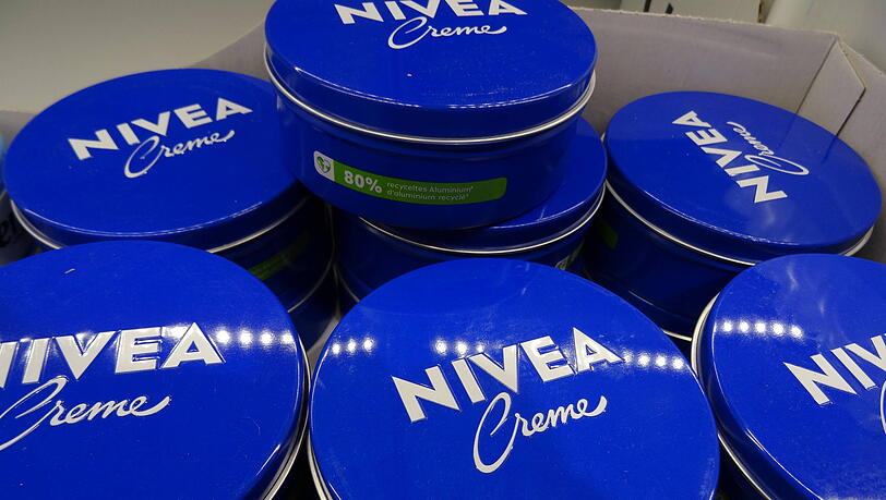Nivea-Creme ist ein beliebtes Pflegeprodukt. Der Name stammt aus dem Lateinischen und bedeutet "schneeweiß". Nivea-Creme ist ein beliebtes Pflegeprodukt. Der Name stammt aus dem Lateinischen und bedeutet "schneeweiß".
