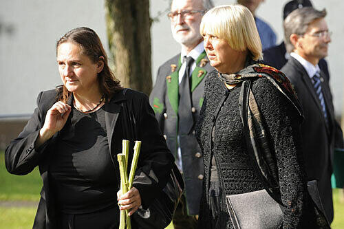 Theresa Schopper (l.) mit der Grünen-Bundesvorsitzenden, Claudia Roth, am Samstag bei der Trauerfeier für Sepp Daxenberger.