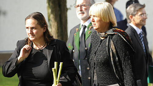 Theresa Schopper (l.) mit der Grünen-Bundesvorsitzenden, Claudia Roth, am Samstag bei der Trauerfeier für Sepp Daxenberger. Theresa Schopper (l.) mit der Grünen-Bundesvorsitzenden, Claudia Roth, am Samstag bei der Trauerfeier für Sepp Daxenberger.