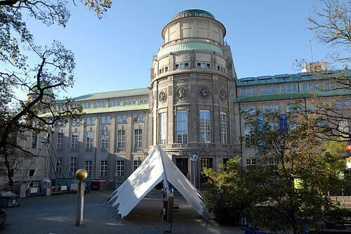 Deutsches Museum: Kennen Sie das Bergwerk im "Deutschen Museum? Die Eisenbahnen, die Schiffe, die Autos.... Tausende Knöpfe wollen gedrückt, tausende Tafeln gelesen werden. Auf geht's! Mal was für die Bildung tun.