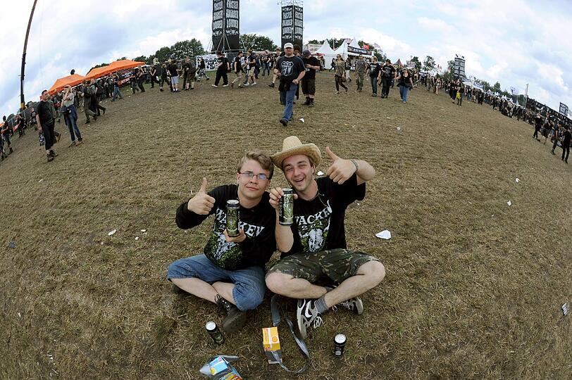 Wet T-Shirts, wilde Rocker, schräge Outfits: So verrückt war das Wacken-Festival 2011. wir zeigen die besten Bilder. EInfach weiterklicken!