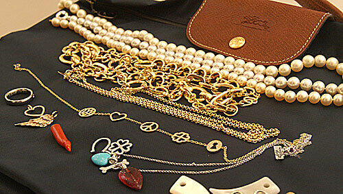 Die Diebe erbeuteten wertvollen Schmuck Die Diebe erbeuteten wertvollen Schmuck