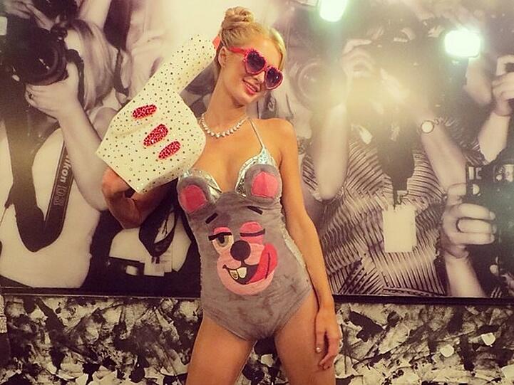 Paris Hilton posiert im Miley-Cyrus-Outfit vor den Kameras