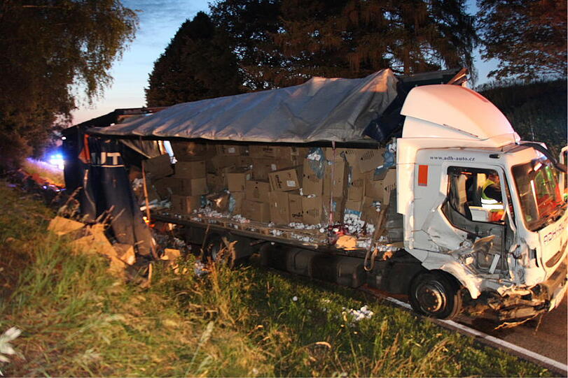 Vorsicht Joghurtbecher! Etwa vier Stunden war die B12 Richtung München gesperrt, weil ein Lkw nach einem Unfall seine Ladung verloren hat.