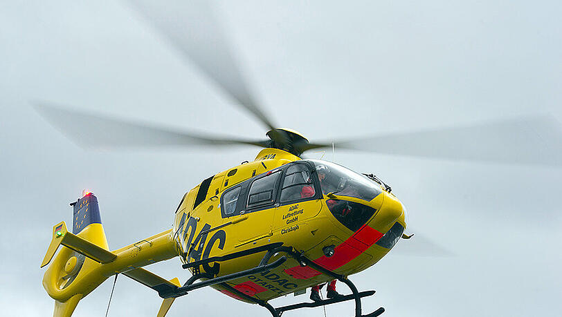Der schwerverletzte Landwirt wurde mit dem Hubschrauber ins Krankenhaus geflogen. Der schwerverletzte Landwirt wurde mit dem Hubschrauber ins Krankenhaus geflogen.