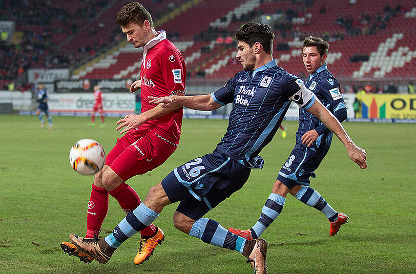 Kaiserslauterns Mateusz Klich und Christopher Schindler vom TSV 1860 (rechts) kämpfen um den Ball.