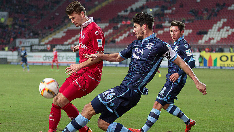 Kaiserslauterns Mateusz Klich und Christopher Schindler vom TSV 1860 (rechts) kämpfen um den Ball. Kaiserslauterns Mateusz Klich und Christopher Schindler vom TSV 1860 (rechts) kämpfen um den Ball.