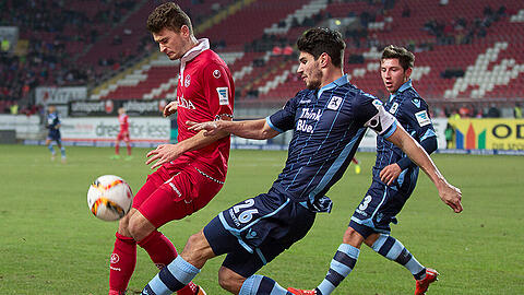Kaiserslauterns Mateusz Klich und Christopher Schindler vom TSV 1860 (rechts) kämpfen um den Ball.