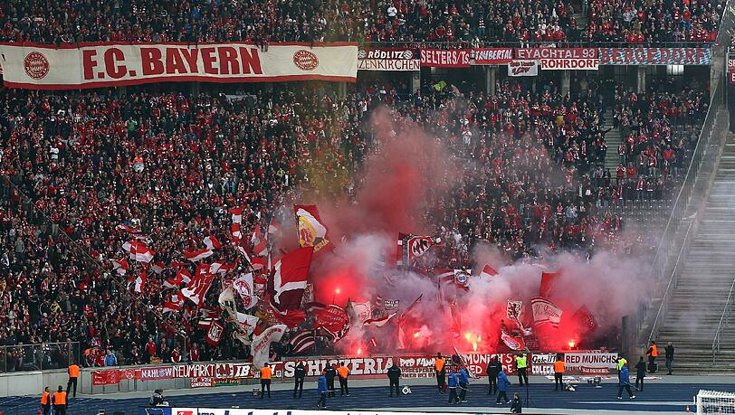 Die Bengalos hüllten das ganze Stadion in dichte Rauchschwaden. Die Bengalos hüllten das ganze Stadion in dichte Rauchschwaden.