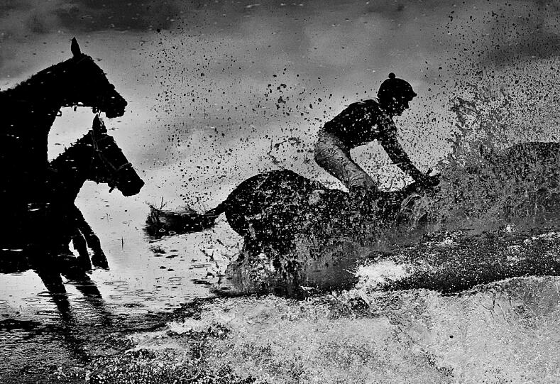 Das Velká Pardubická fand zum ersten Mal 1874 statt und wurde als eines der schwersten und strapaziösesten Steeplechase-Rennen der Welt berühmt. Das Pferderennen ist seit seiner Gründung fast jedes Jahr im Oktober in der tschechischen Stadt Pardubice veranstaltet worden. Das Velká Pardubická ist ein Rennen über 6.900 Meter, bei dem die Pferde insgesamt 31 Hindernisse, einige davon mit legendärem Schwierigkeitsgrad, überwinden müssen. Am berüchtigsten ist der Taxis-Graben, ein metertiefer Graben hinter einer 1,5 Meter hohen Hecke. Hier sind im Laufe der Jahre 27 Pferde tödlich gestürzt. An diesem Rennen, das normalerweise 10 Minuten dauert, nehmen 15 bis 20 Pferde teil, die von den besten Jockeys des Landes geritten werden. Ein Sieg im Velká Pardubická oder wenigstens eine Teilnahme gilt als Höhepunkt einer Jockey-Karriere.