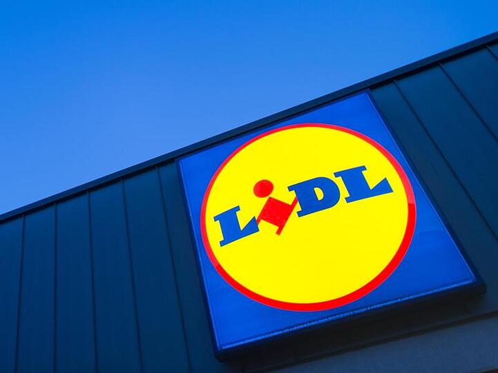 Das Logo an einer Lidl-Filiale. Foto: Matthias Balk/dpa/Archivbild