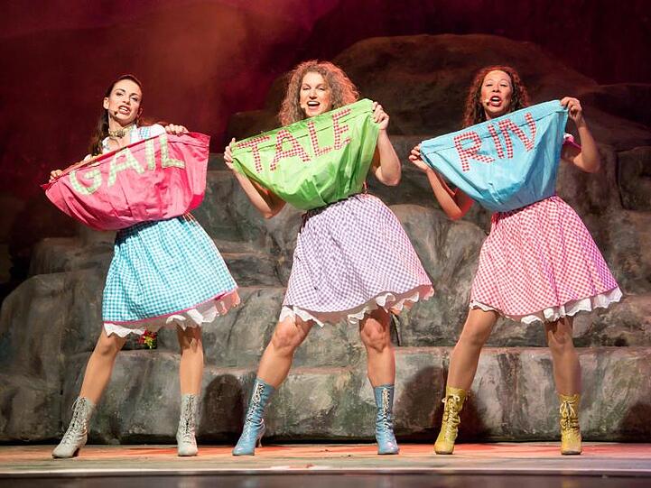 Tänzerinnen treten bei der Fotoprobe des Alpen-Rock-Musicals "Der Watzmann ruft" auf. Foto: Tobias Hase/Archivbild