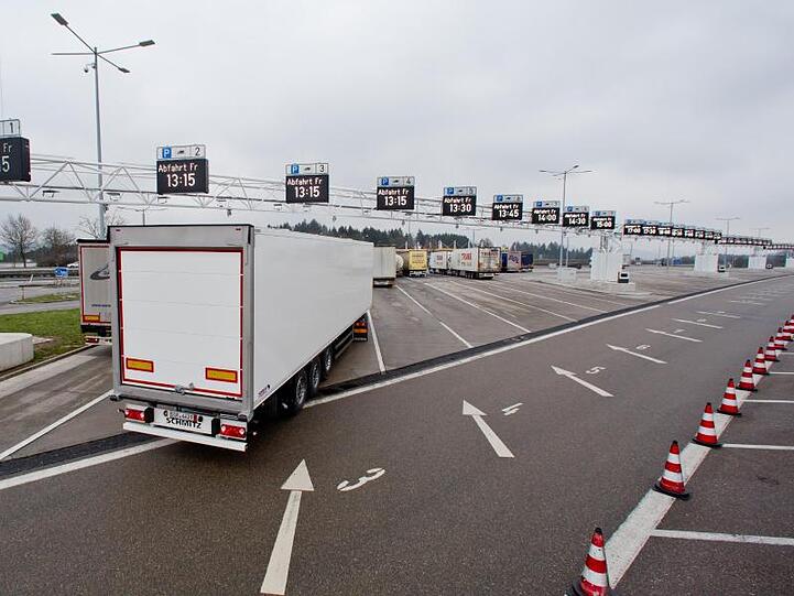 Ein LKW fährt auf der Tank- und Rastanlage Jura West auf einen Parkplatz. Foto: Daniel Karmann/Archiv