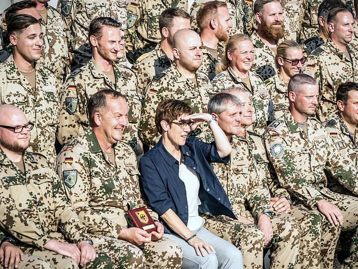 Verteidigungsministerin Annegret Kramp-Karrenbauer bei einem Besuch im Bundeswehr "Camp Stefan" im Nordirak.